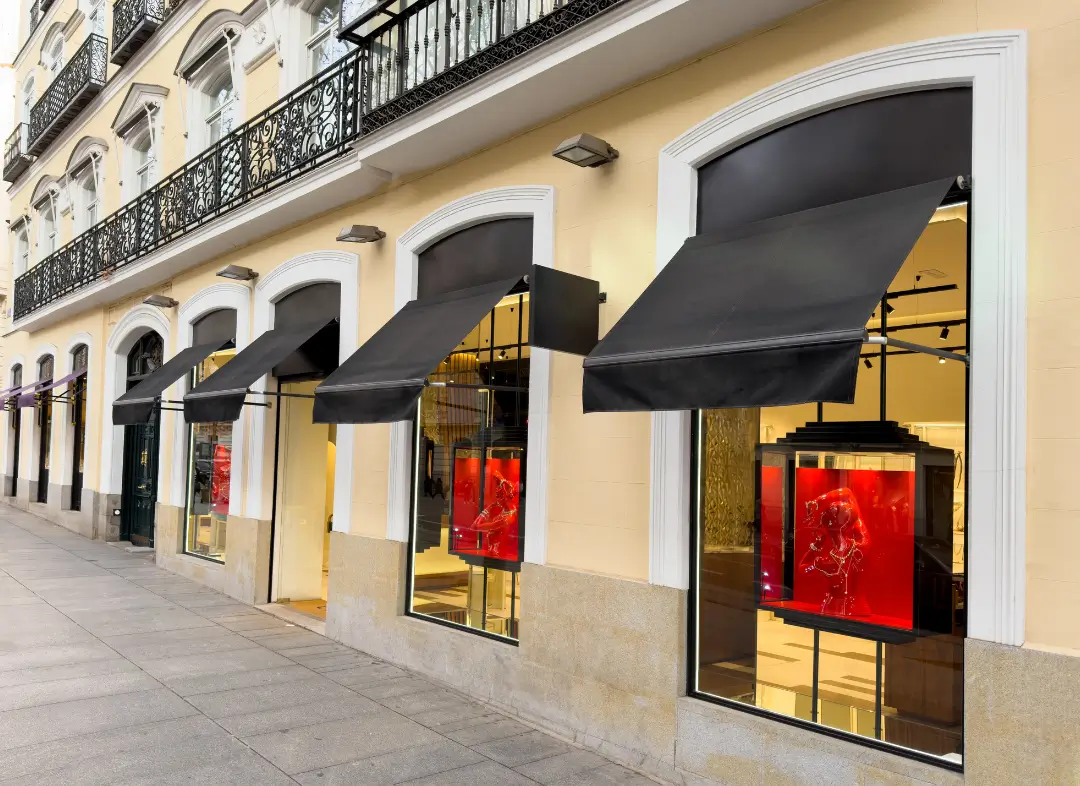 Façade vitrine de magasin en aluminium sur mesure à Castillon